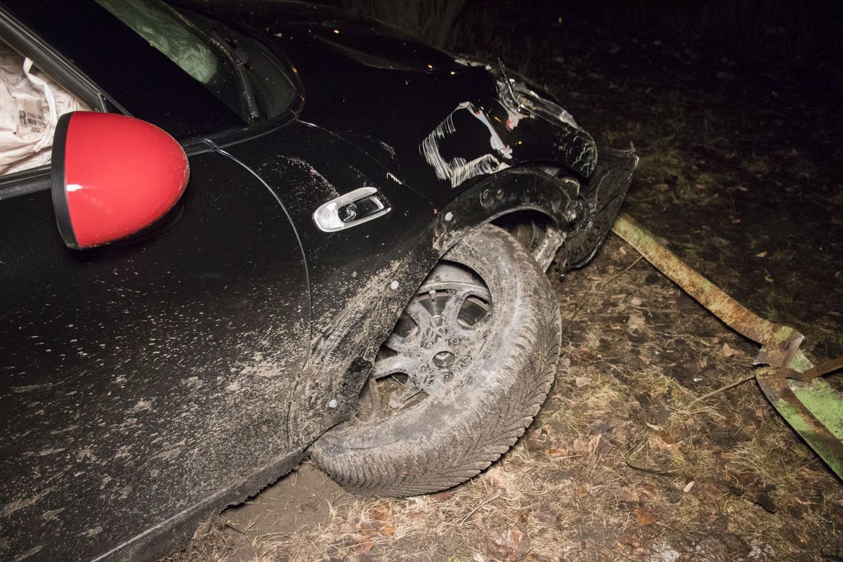 У автомобиля уничтожена подвеска 