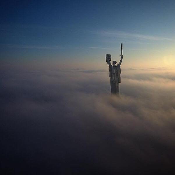 Мама видит все. Даже если это Родина-Мать. Фото: @pod_val Мама видит все. Даже если это Родина-Мать. Фото: @pod_val