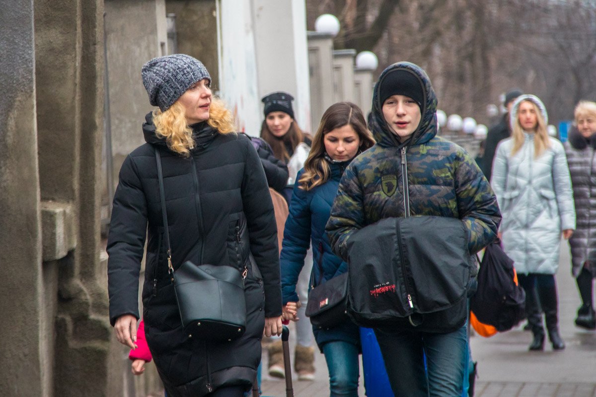 Если присмотреться к этой фотографии, можно увидеть, что люди на ней становятся все веселее Если присмотреться к этой фотографии, можно увидеть, что люди на ней становятся все веселее