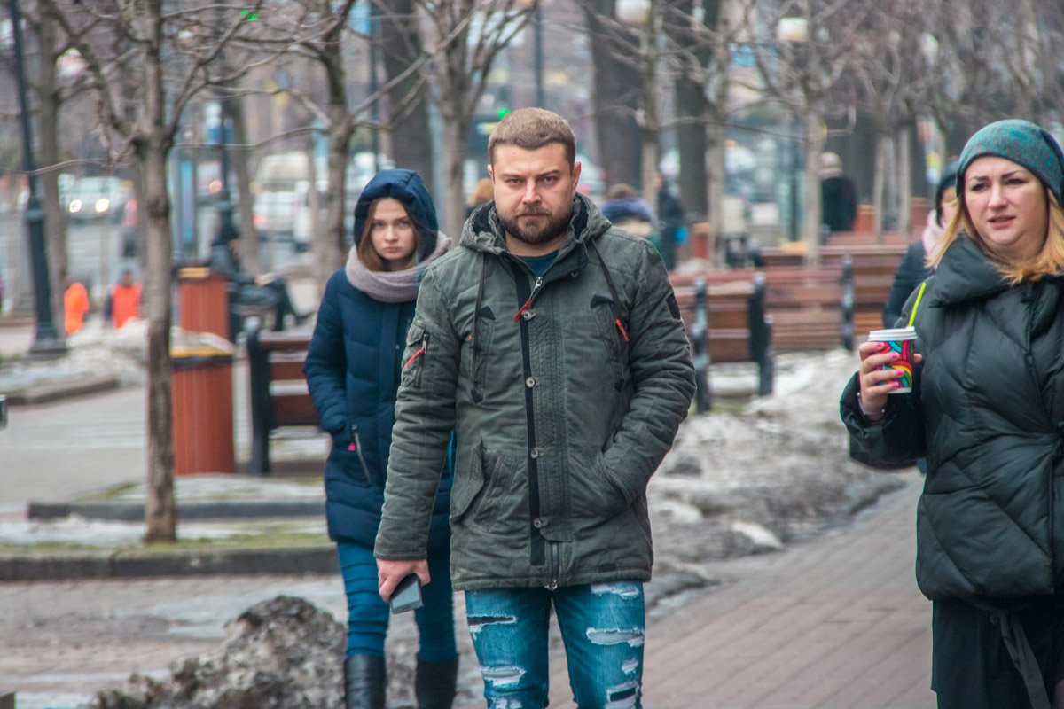 Впрочем, хватает на улице еще и людей с грустными лицами Впрочем, хватает на улице еще и людей с грустными лицами