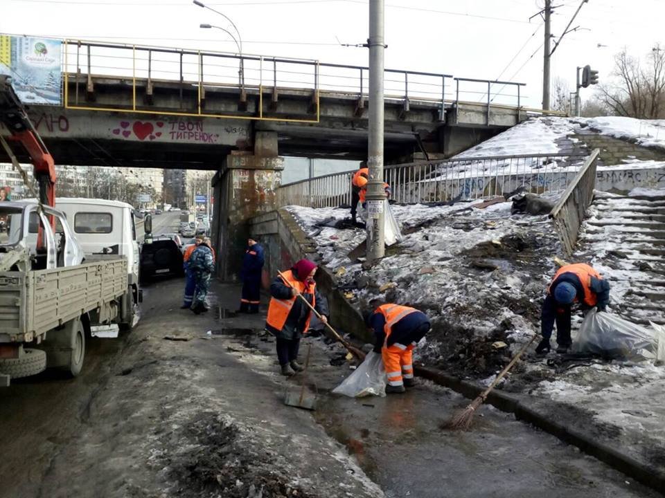 Лишь спустя месяц дорожные службы убрали разбитую машину и доставили ее на площадку полиции Лишь спустя месяц дорожные службы убрали разбитую машину и доставили ее на площадку полиции