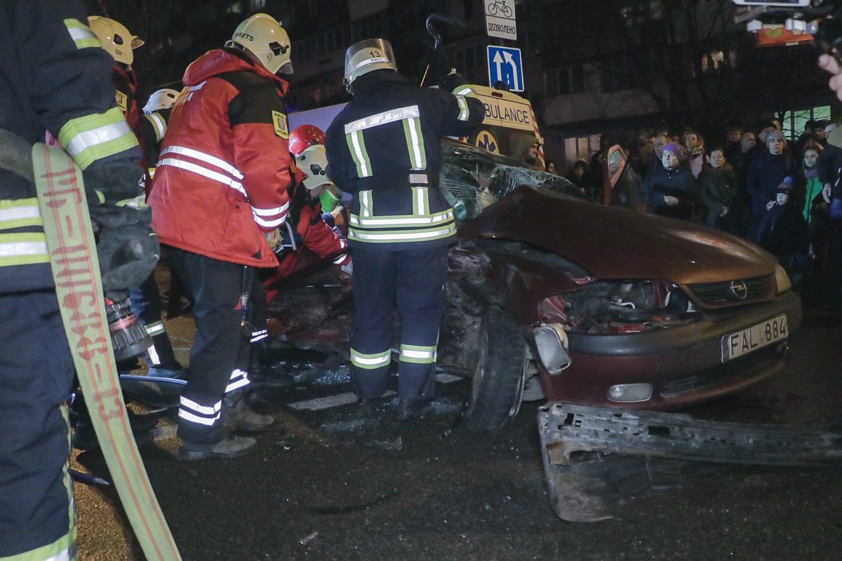 В субботу, 16 февраля, в Киеве на перекрестке улиц Перова и Кибальчича произошло ДТП