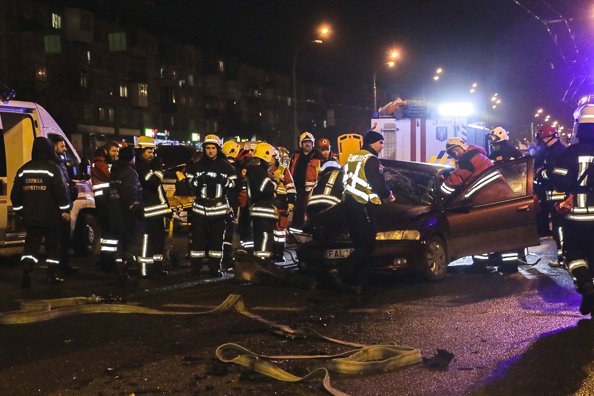 Водитель BMW сильно не пострадал, а пассажир и водитель Opel оказались зажаты в машине