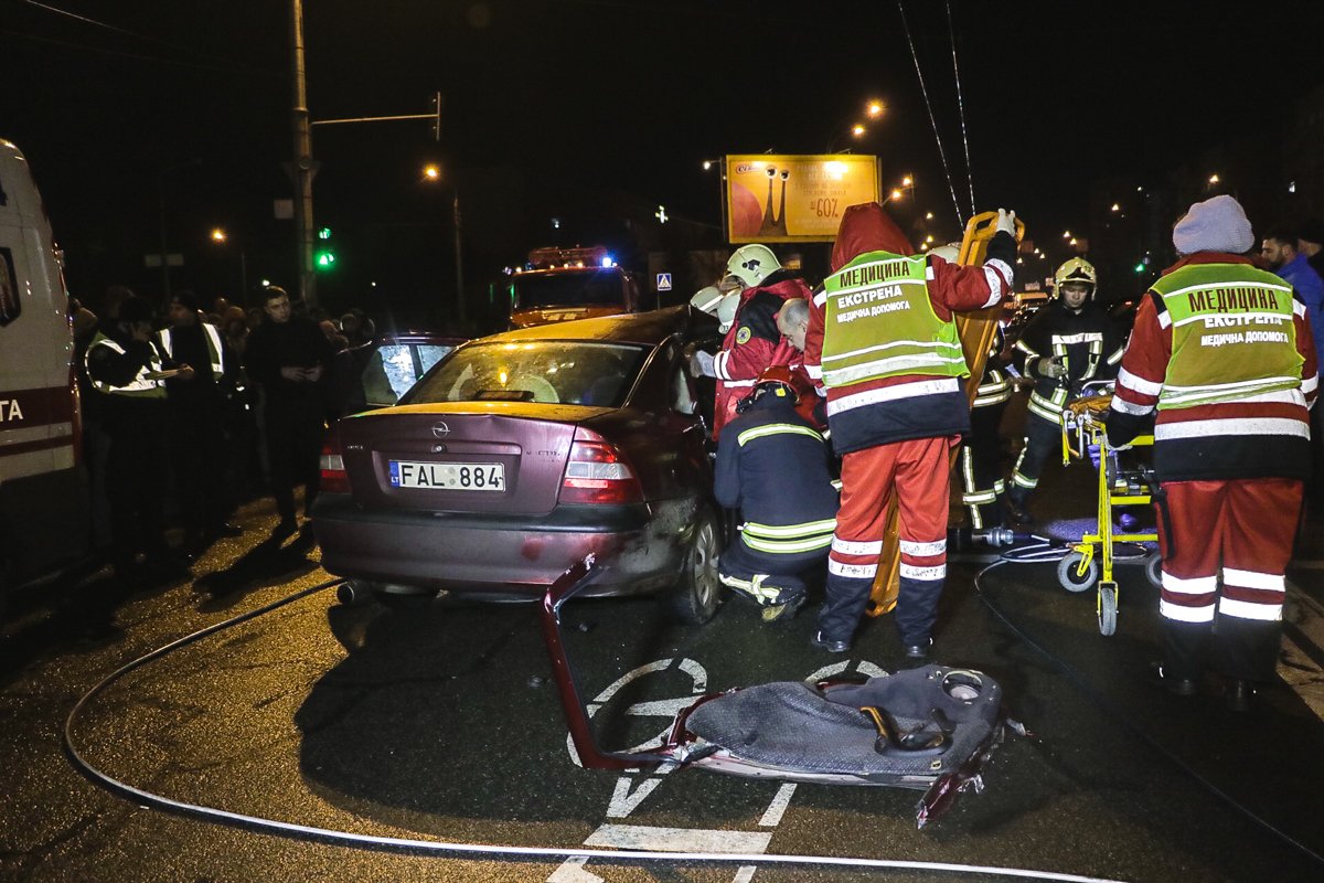 Водителя и пассажира Opel спасатели вырезали около часу 
