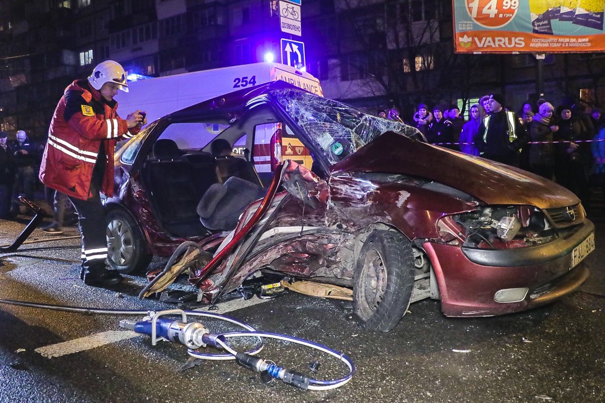 По словам очевидцев, Opel ехал на красный свет 