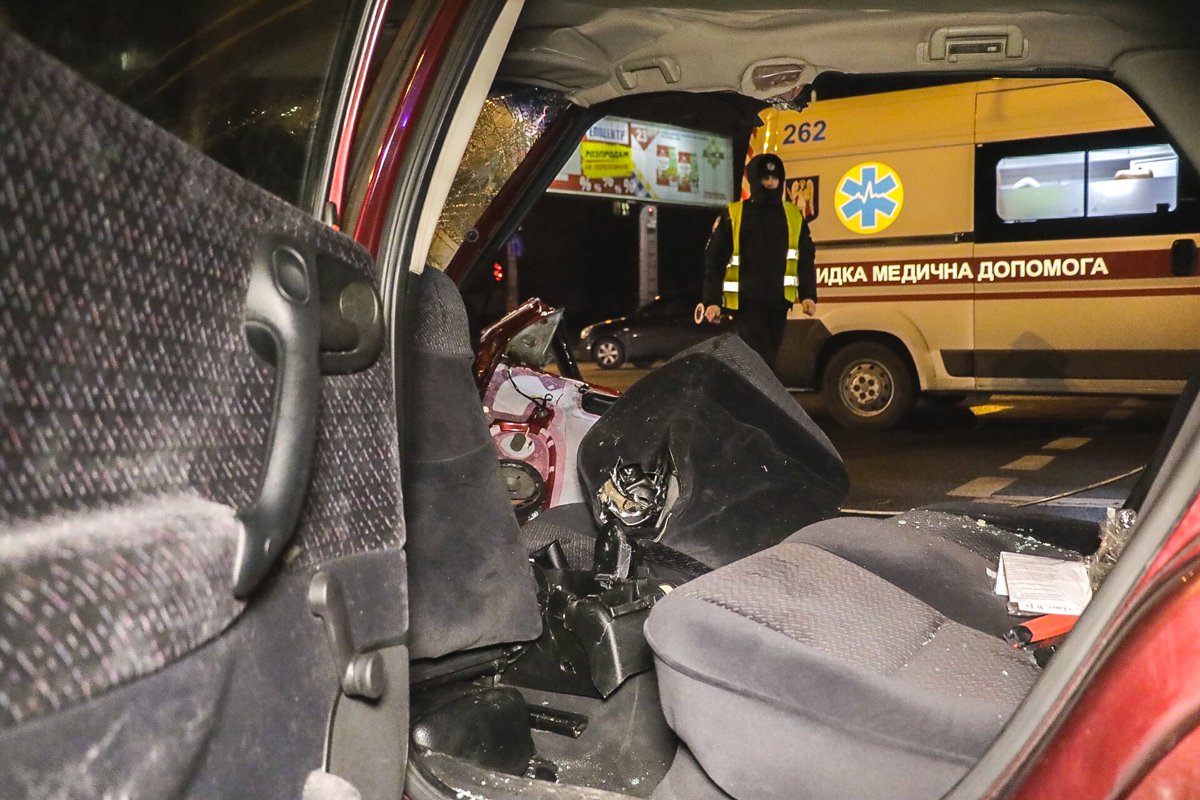 Водителя и пассажира госпитализировали в срочном порядке 