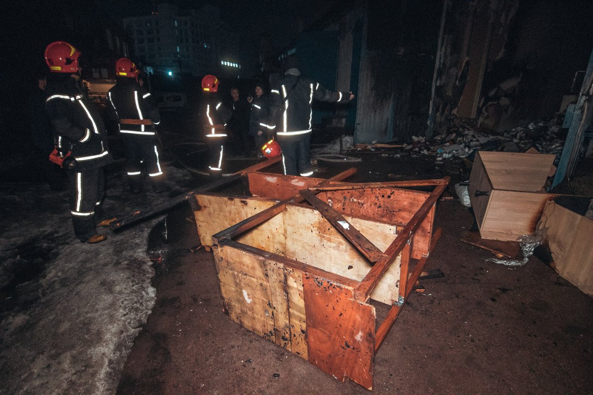 На улице Дегтяревской, 27а загорелся один из складов с удобрениями На улице Дегтяревской, 27а загорелся один из складов с удобрениями