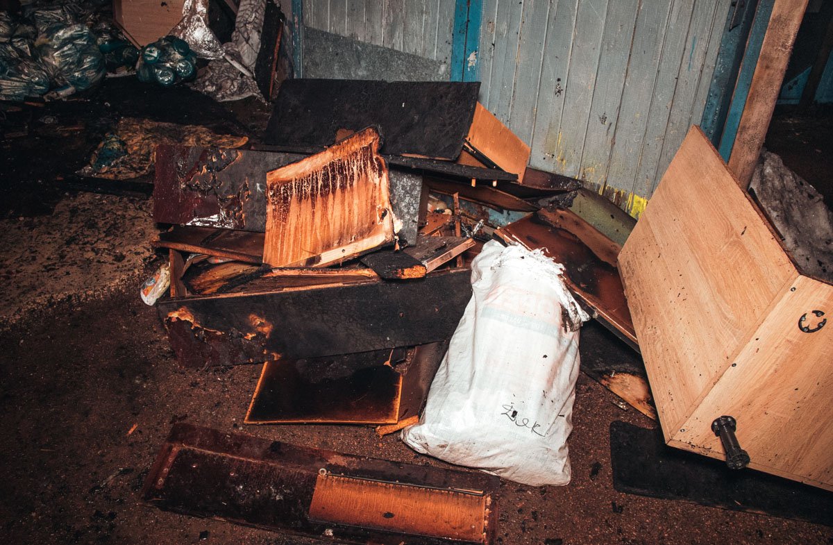 На место прибыли четыре единицы пожарно-спасательной техники На место прибыли четыре единицы пожарно-спасательной техники