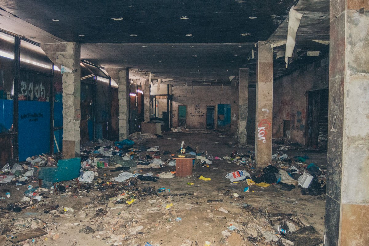 В 1998-м в здании создали продовольственный рынок, а зрительный зал освободили от кресел и зрительского оборудования В 1998-м в здании создали продовольственный рынок, а зрительный зал освободили от кресел и зрительского оборудования