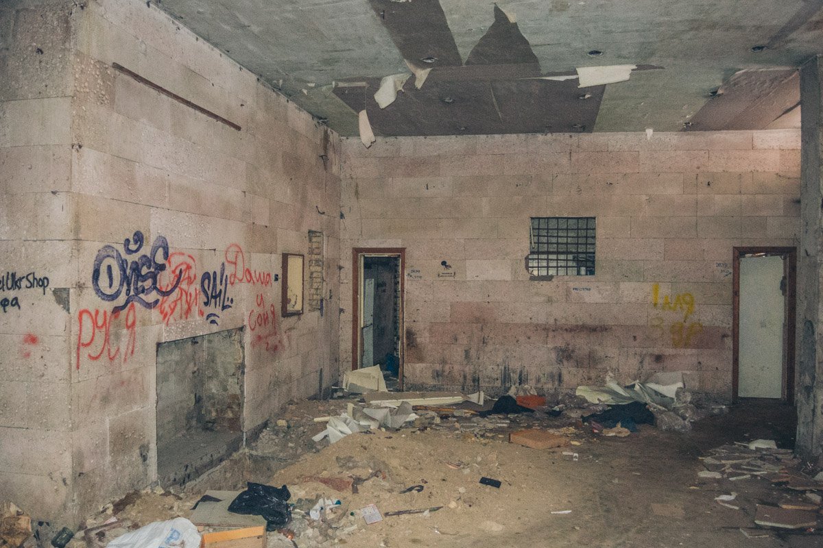 Лишь в 2007 году удалось вывести торговлю из здания Лишь в 2007 году удалось вывести торговлю из здания