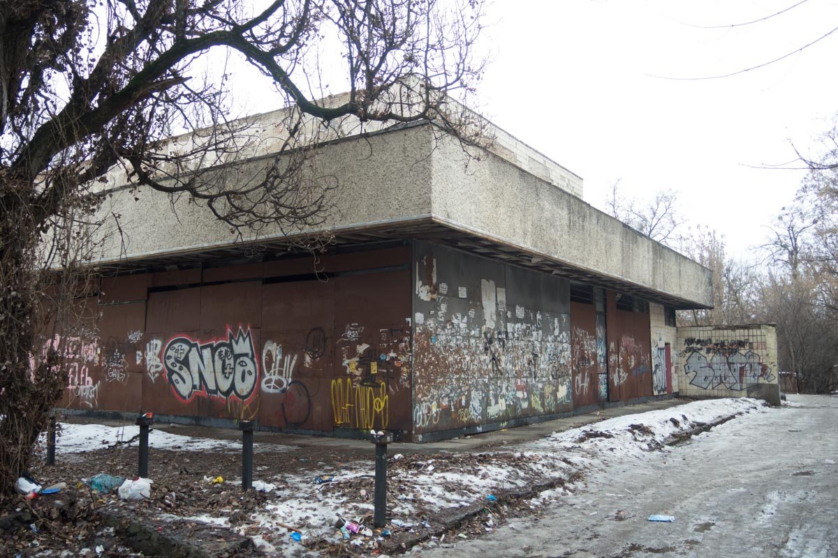 Кинотеатр до сих пор не эксплуатируется и вместе с территорией находится в заброшенном аварийном состоянии Кинотеатр до сих пор не эксплуатируется и вместе с территорией находится в заброшенном аварийном состоянии