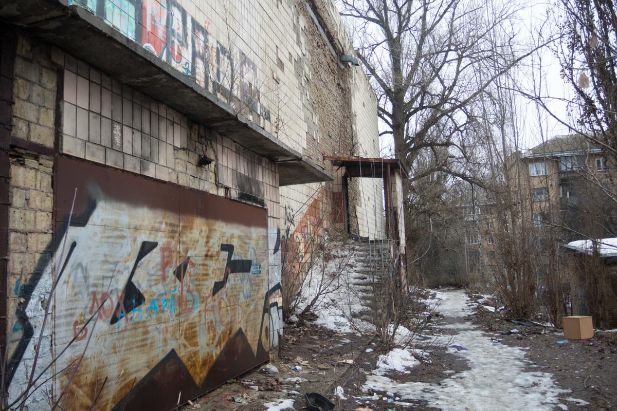 Помещение с каждым днем рушится все больше Помещение с каждым днем рушится все больше