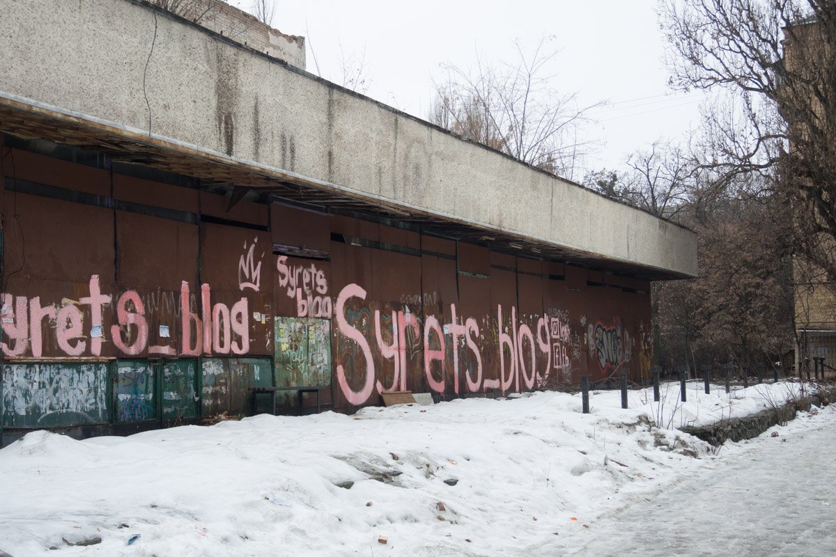 Половина окон заколочены стальными листами Половина окон заколочены стальными листами