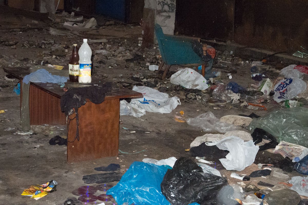 В кинозале уже давно отсутствуют сидения, не говоря уже об экране или хотя бы месте, предназначенном для него В кинозале уже давно отсутствуют сидения, не говоря уже об экране или хотя бы месте, предназначенном для него