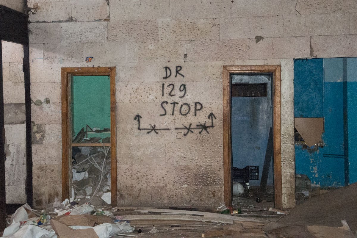 В общем, кинотеатр находится в очень плачевном состоянии и, чтобы его восстановить, придется потратить очень много сил, времени и ресурсов В общем, кинотеатр находится в очень плачевном состоянии и, чтобы его восстановить, придется потратить очень много сил, времени и ресурсов