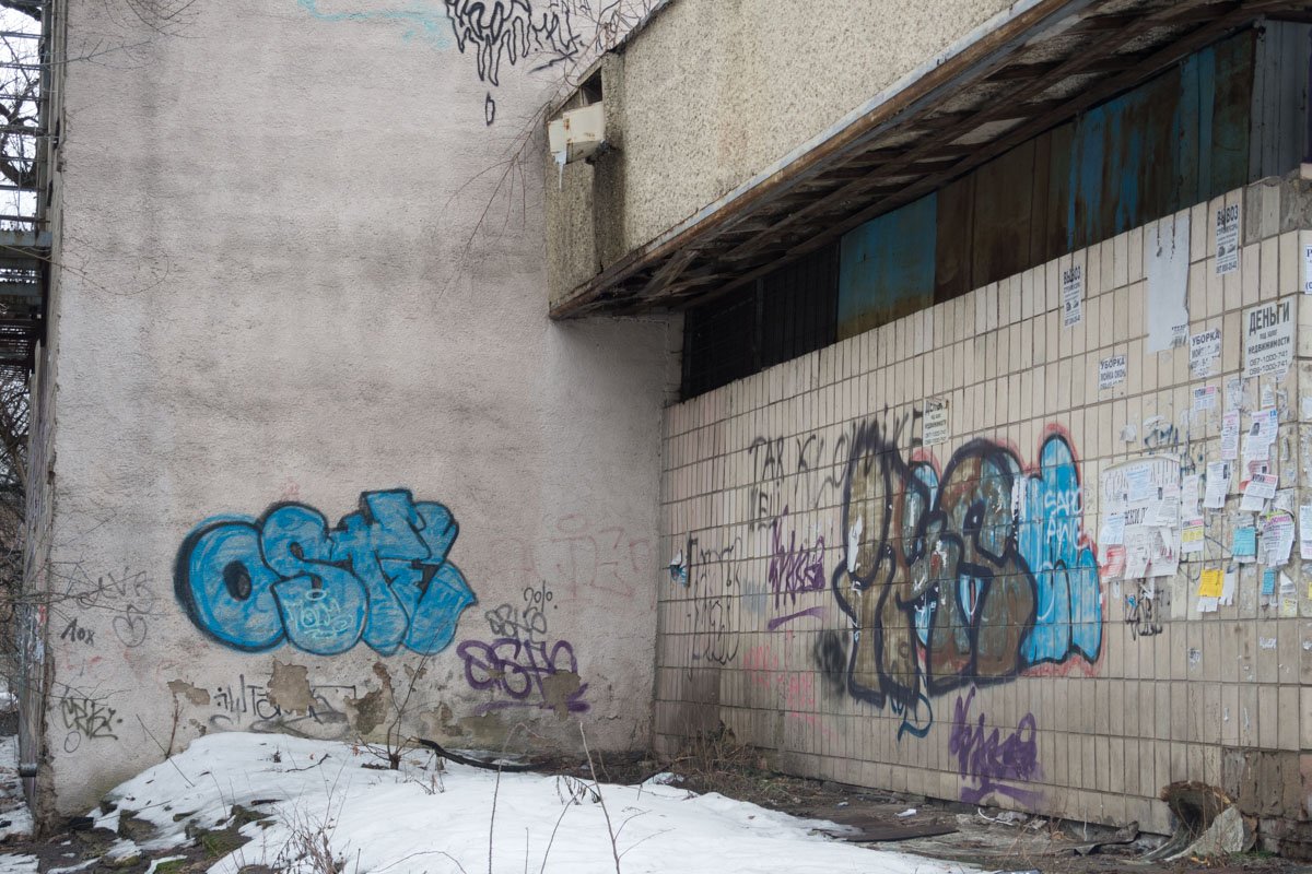 Снаружи ситуация тоже "впечатляющая", все вокруг напоминает кадры из фильма ужасов: стекло, грязь, ржавые лестницы и стройматериалы Снаружи ситуация тоже "впечатляющая", все вокруг напоминает кадры из фильма ужасов: стекло, грязь, ржавые лестницы и стройматериалы