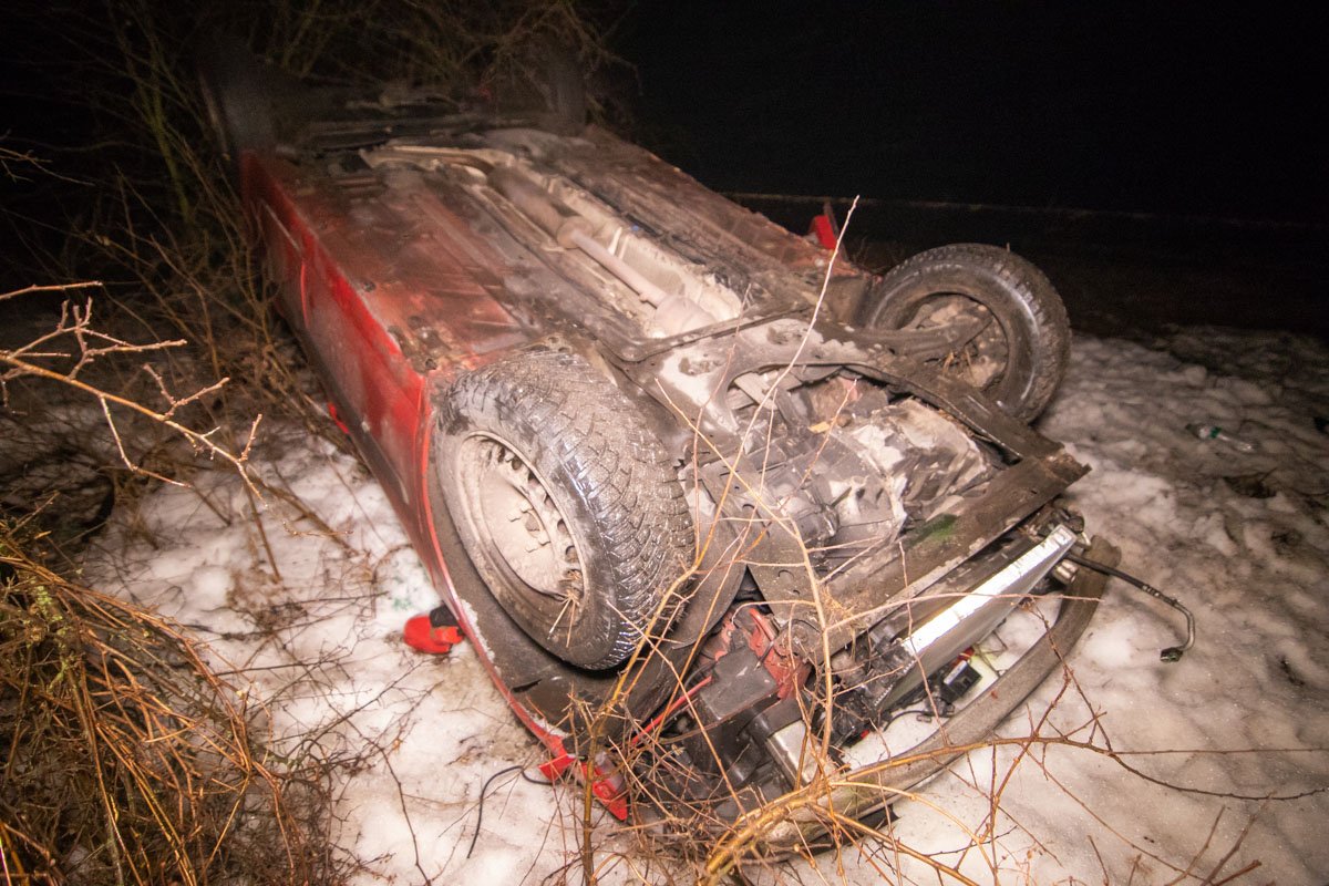 Оттуда машину снесло на обочину, где она перевернулась