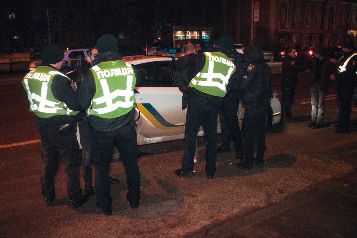 В воскресенье, 17 февраля, в Киеве на улице Горького задержали группу грабителей, которые за ночь обокрали как минимум четырех человек