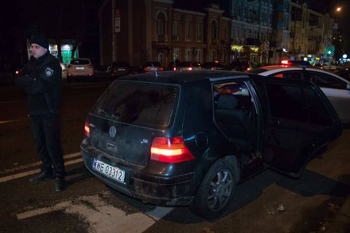 Машину, в которой ехали предполагаемые правонарушители, остановили по ориентировке около 4:30