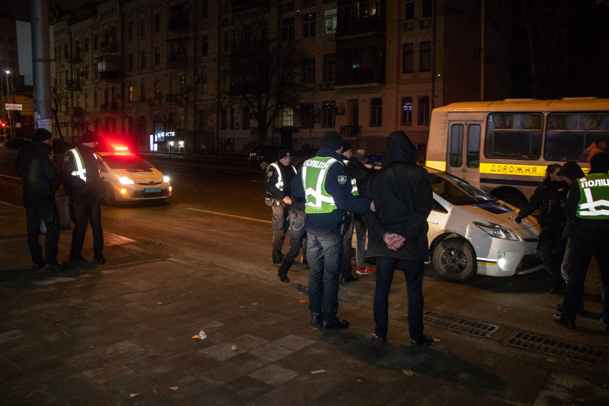 О кражах правоохранителям буквально одновременно сообщили сотрудник службы такси, у которого украли часы и двое иностранцев, у которых украли портмоне, цепочки и часы