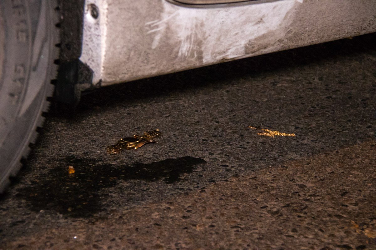 Мужчины пытались "скинуть" украденное в канализационный сток и под полицейскую машину