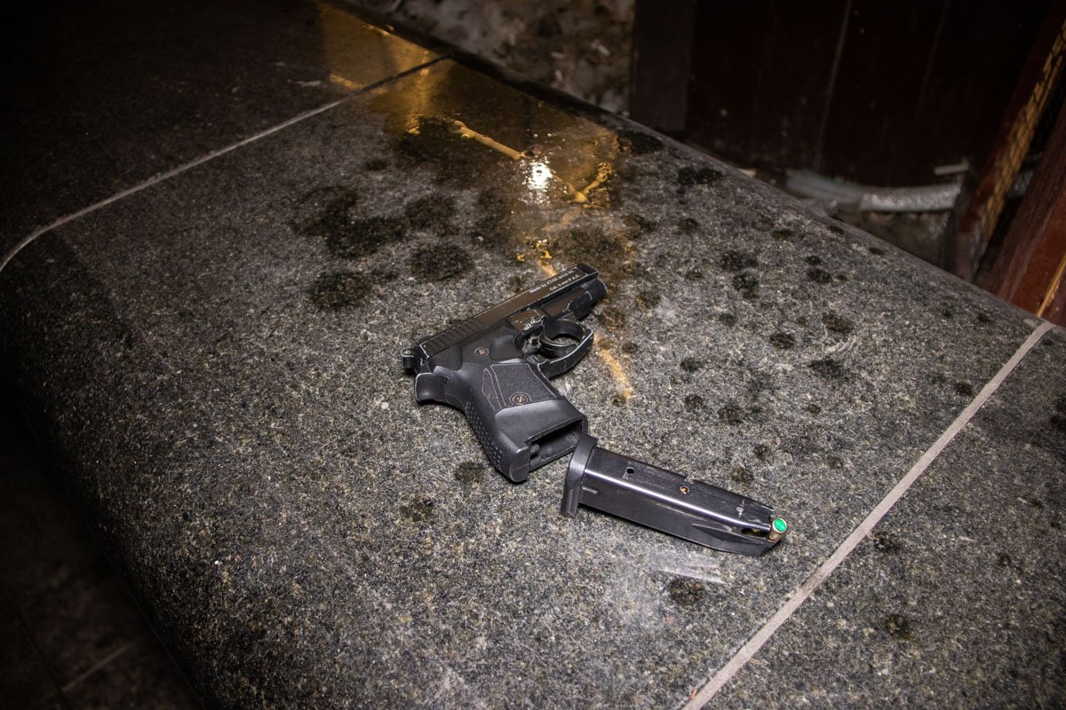 Прибывшие на место сотрудники полиции изъяли у предполагаемого нападавшего сигнальный пистолет