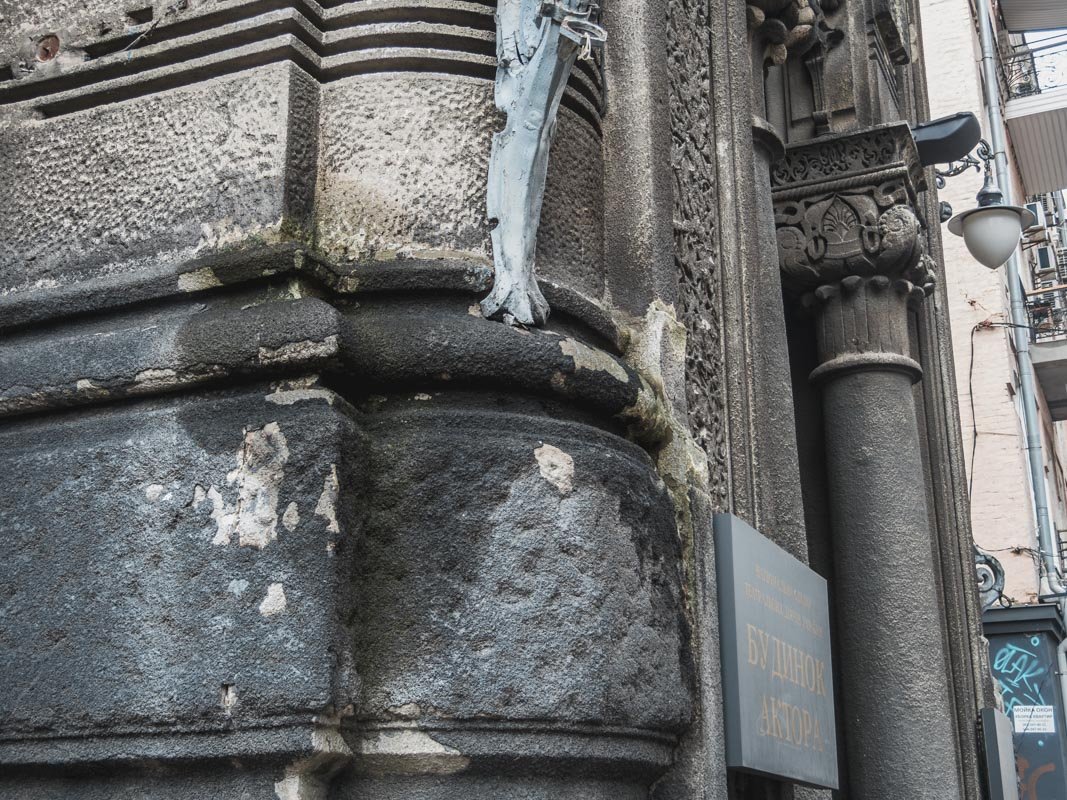 В здании Караимской кенассы находится Дом актера, работники которого жалуются, что местные власти их попросту выселяют на улицу