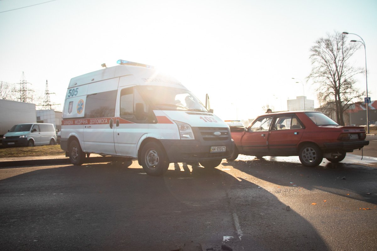 На пересечении улиц Богатырской и Куреневской произошла авария с участием легкового автомобиля Peugeot 305 и машины скорой помощи