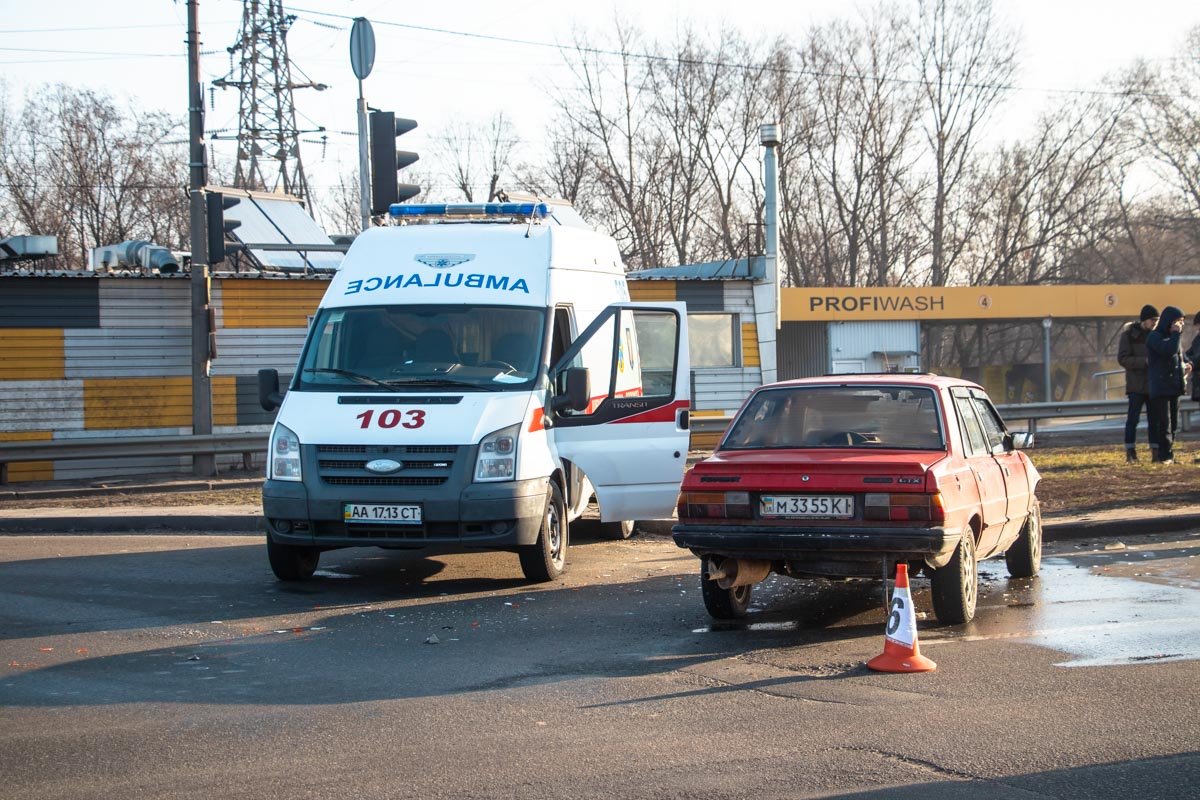 Водитель машины медиков попытался уйти от столкновения, однако удар пришелся боковую часть автомобиля
