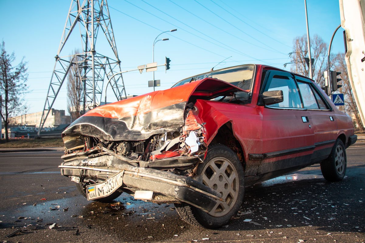 У Peugeot разбита передняя часть