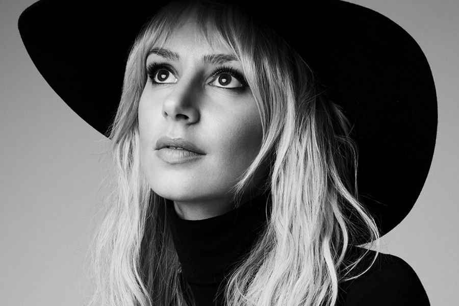 Российская певица Юлия Райнер насмерть сбила человека и скрылась