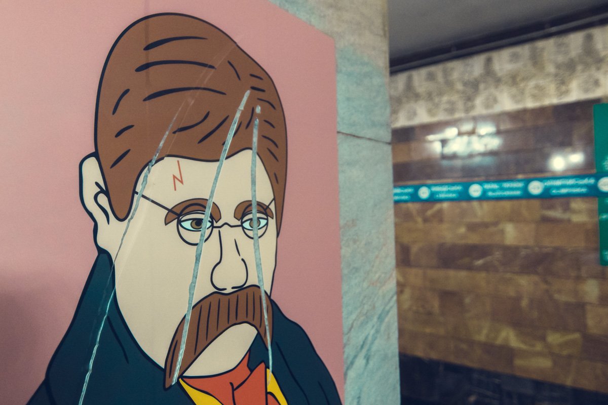 Пострадавшая от рук вандалов картина с изображением Тараса Шевченко