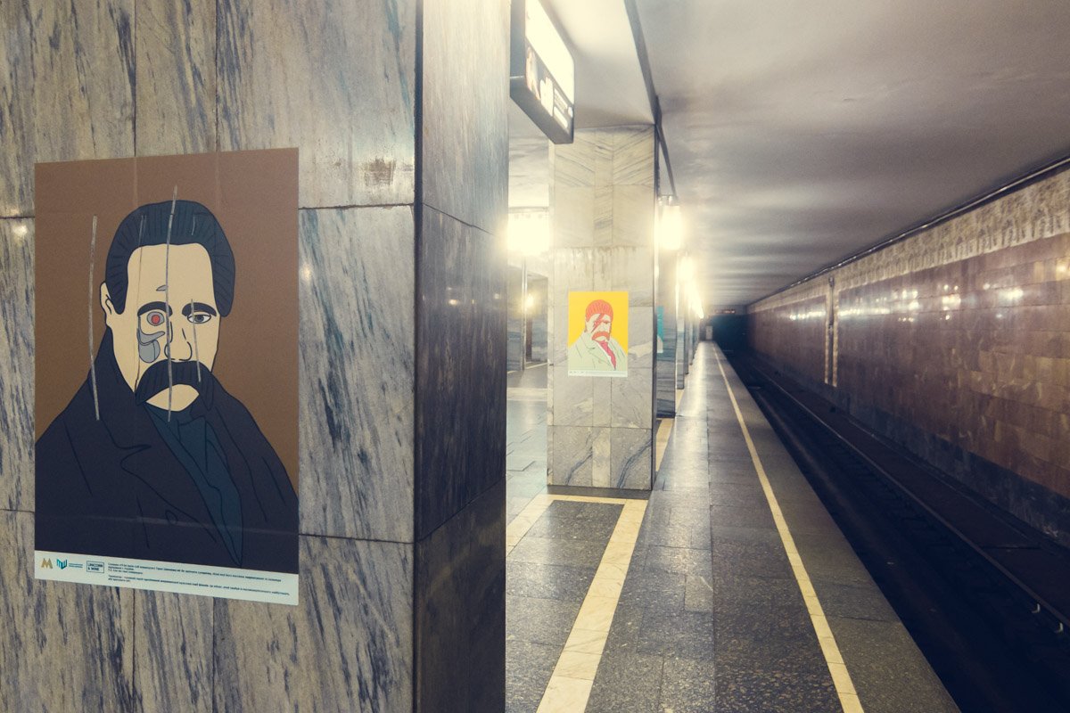 Одна из картин, поврежденная вандалами