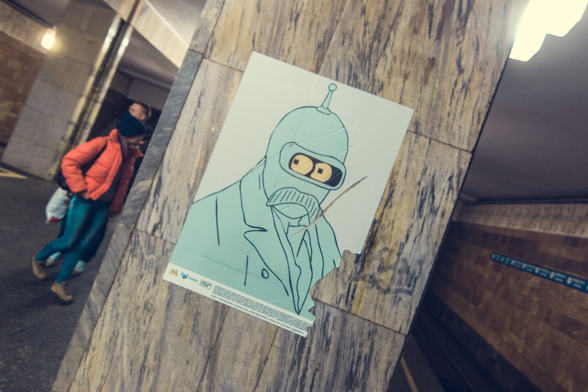 Картина не только изрезана, вандалы оторвали от нее часть