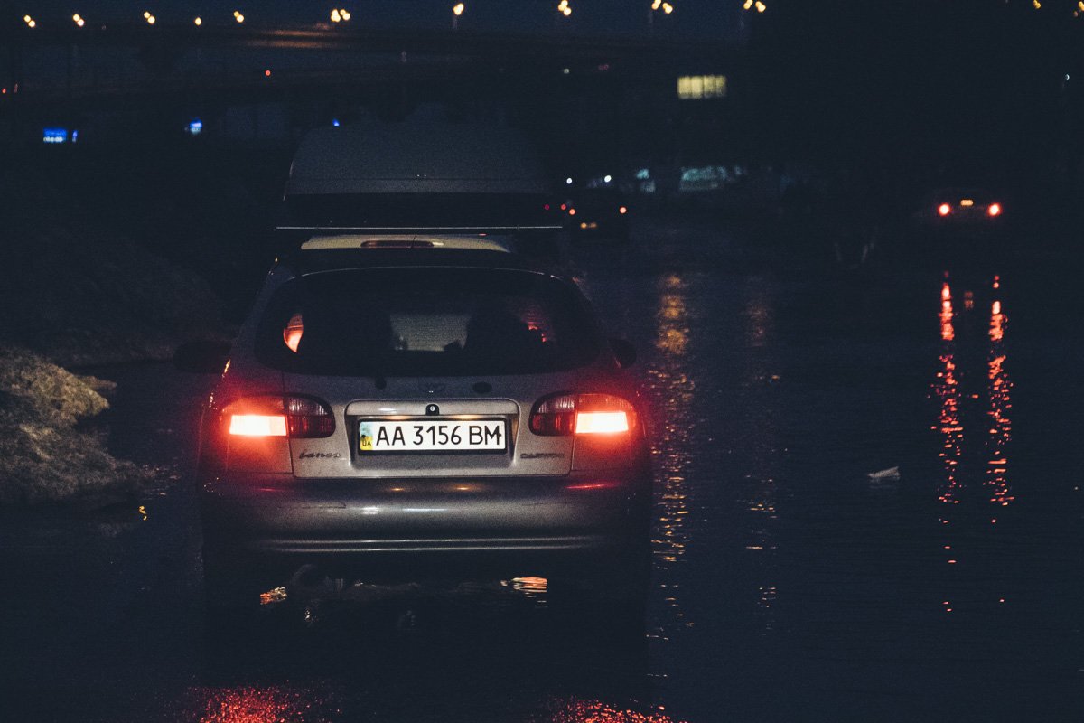 В Киеве затопило дорогу Набережно-Печерскую