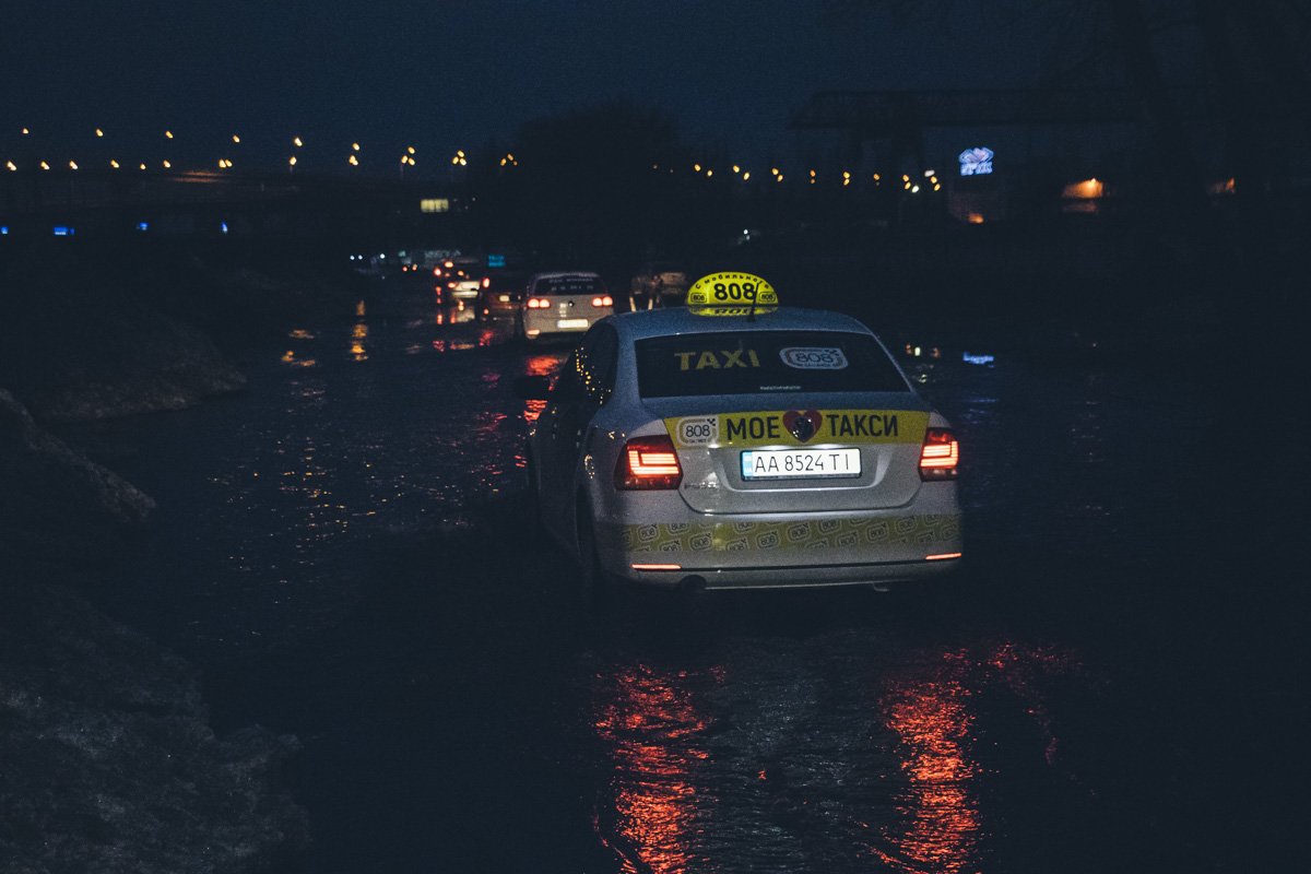 Водители на свой страх и риск проезжают по затопленной проезжей части Водители на свой страх и риск проезжают по затопленной проезжей части