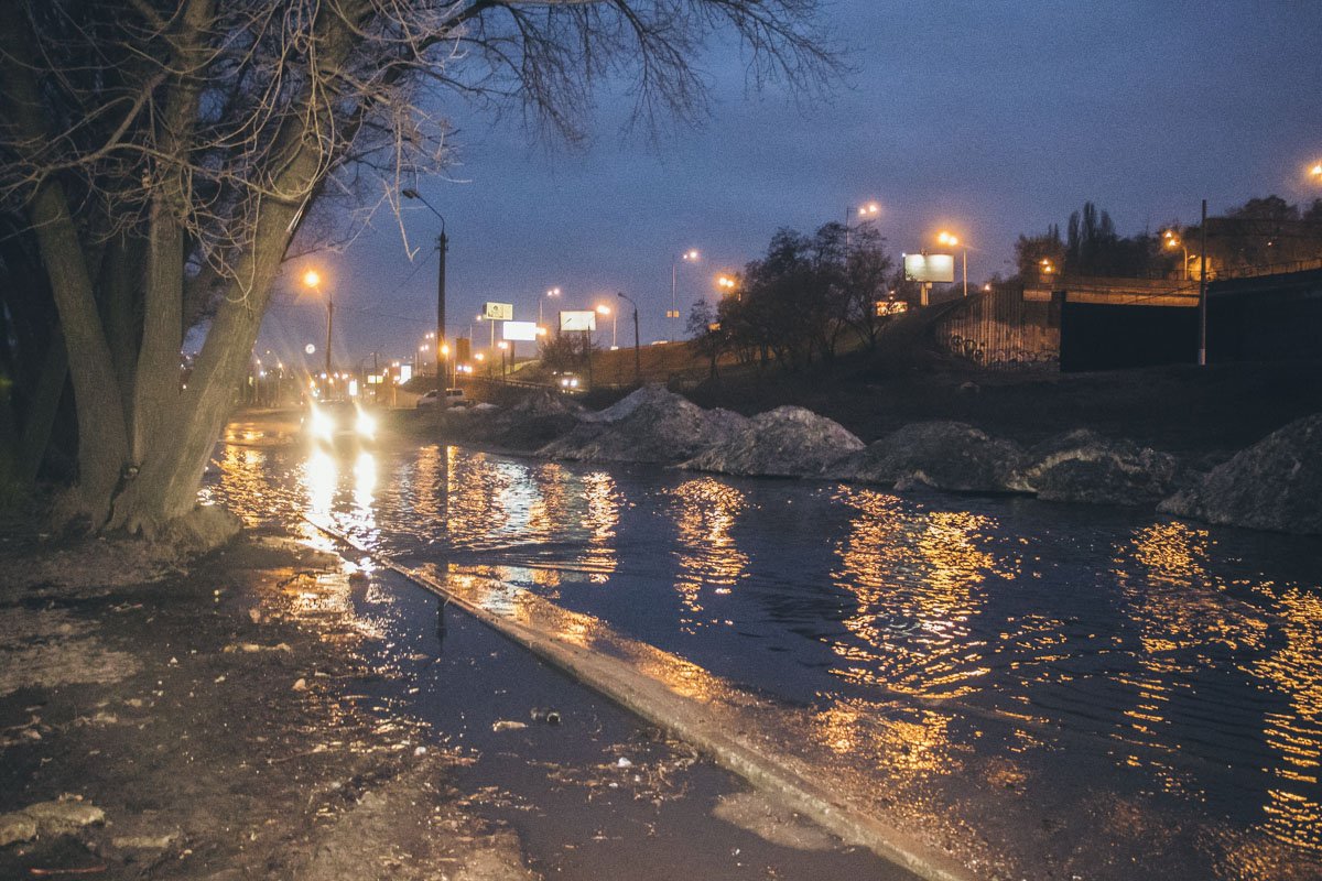 Некоторые разворачиваются, так и не решившись проехать по воде Некоторые разворачиваются, так и не решившись проехать по воде