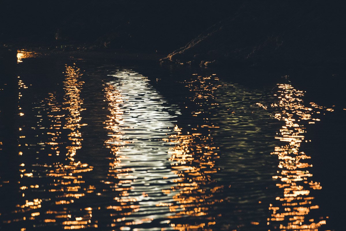 Очевидцы сообщили, что ливневые стоки попросту не справились с растаявшим снегом Очевидцы сообщили, что ливневые стоки попросту не справились с растаявшим снегом