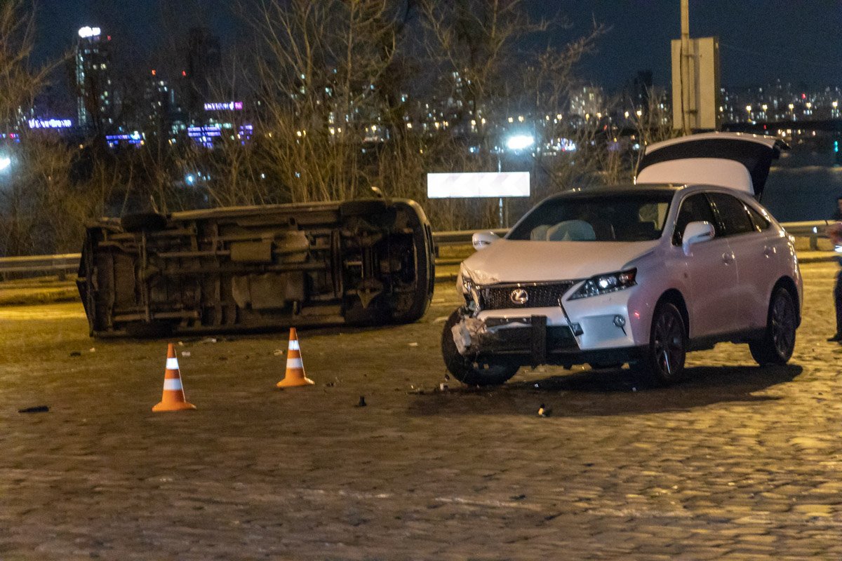 В Киеве Lexus столкнулся с Volkswagen В Киеве Lexus столкнулся с Volkswagen
