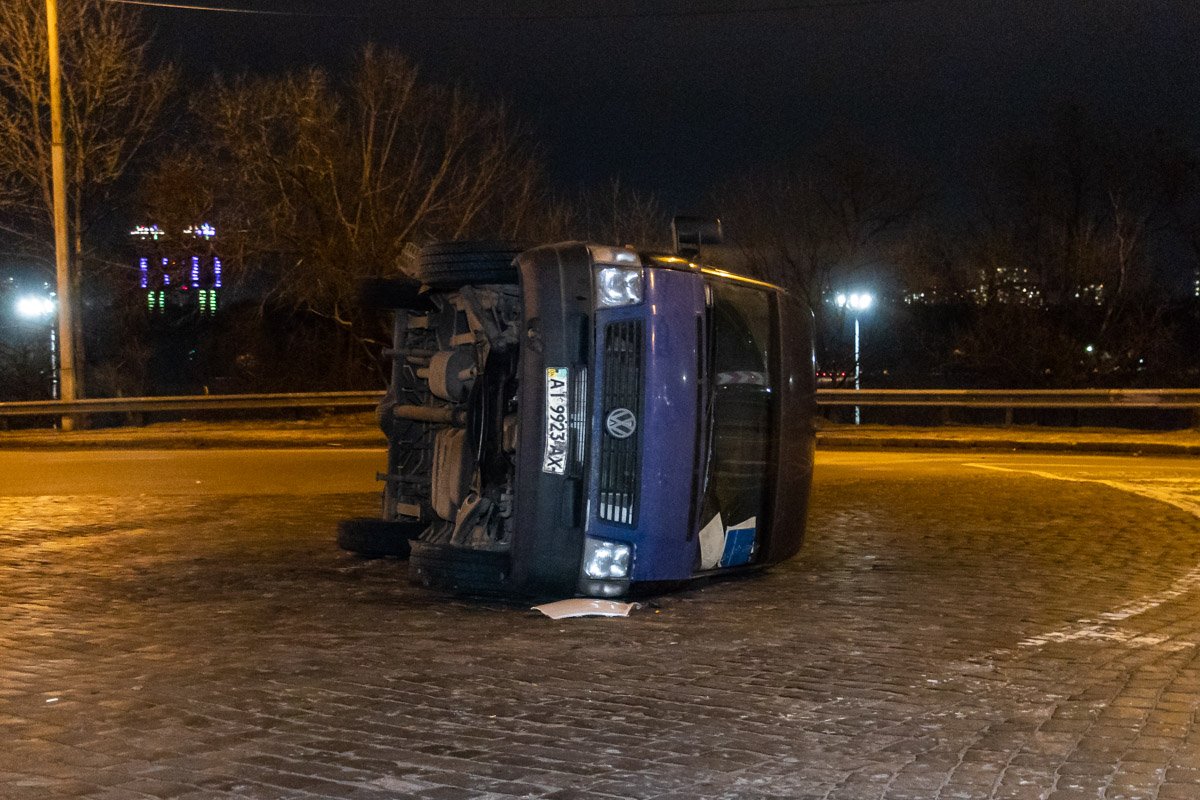 От удара Volkswagen раскрутило и он перевернулся От удара Volkswagen раскрутило и он перевернулся