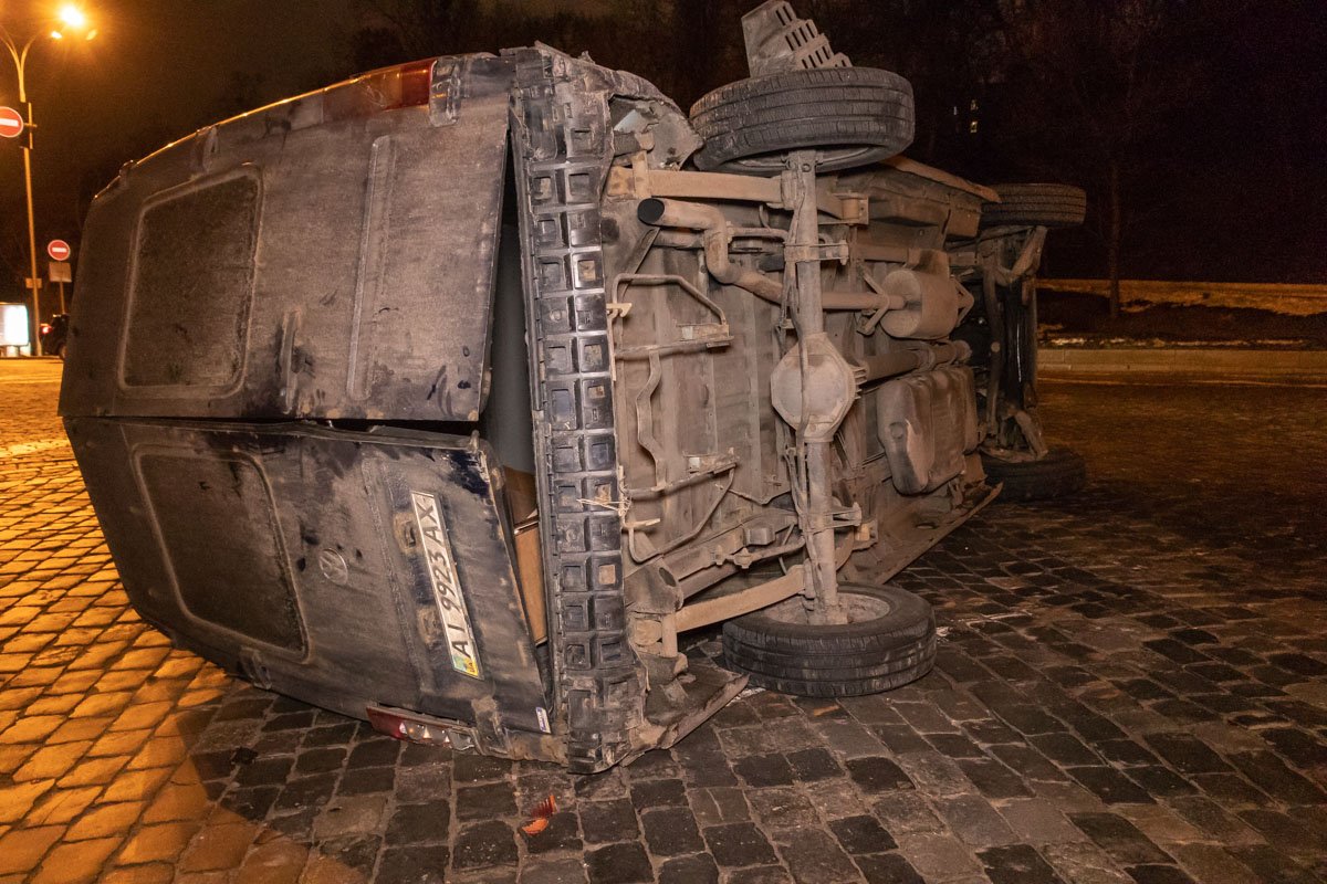 Lexus врезался в районе правого заднего колеса грузовика Lexus врезался в районе правого заднего колеса грузовика