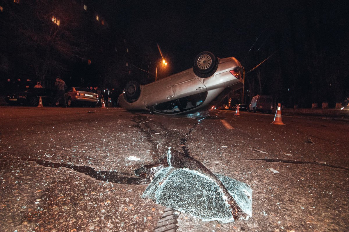 В ночь на 18 февраля в Киеве на пересечении проспекта Отрадного и улицы Чернышевской произошло ДТП с участием трех машин