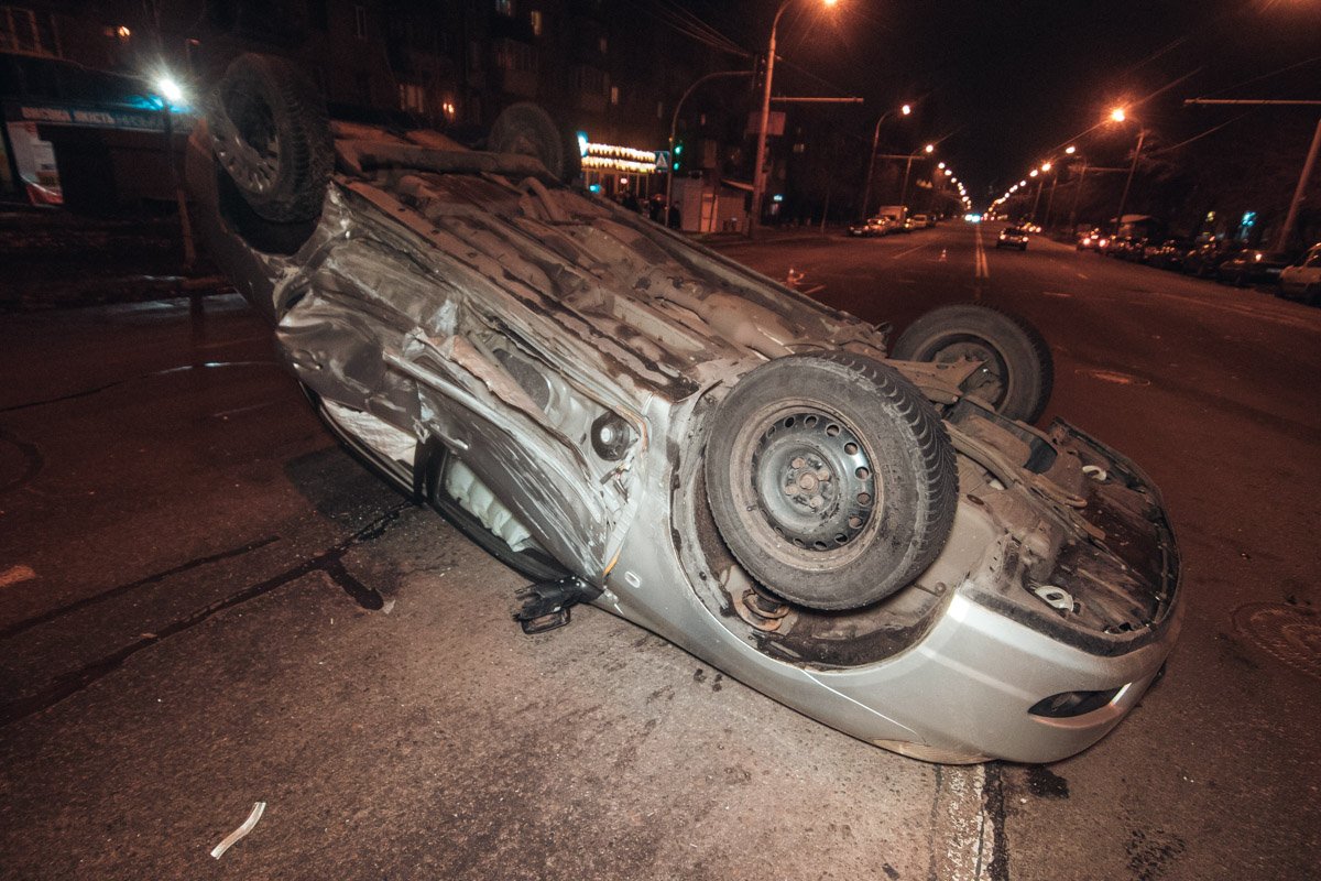 Audi A4 на еврономерах влетела в Toyota Corolla. В результате столкновения "японец" перевернулся