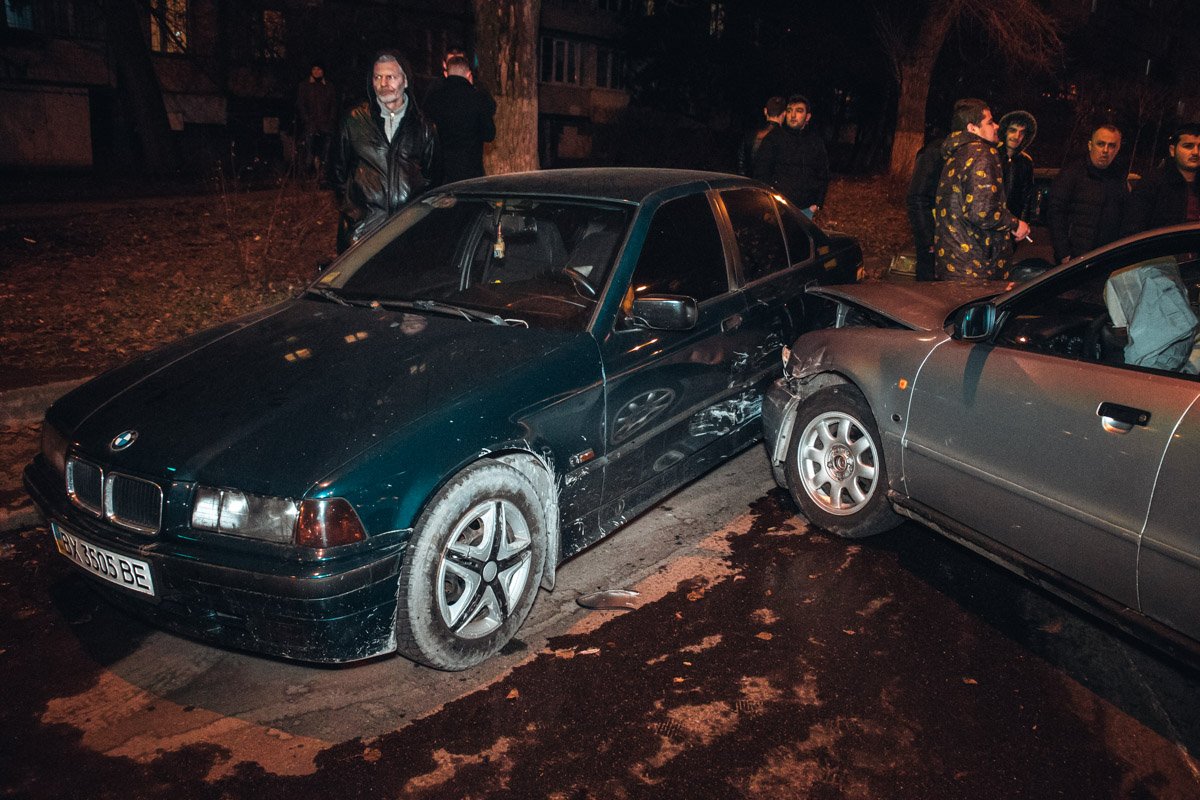 Audi же продолжила движение, остановившись только после того, как врезалась в припаркованный BMW