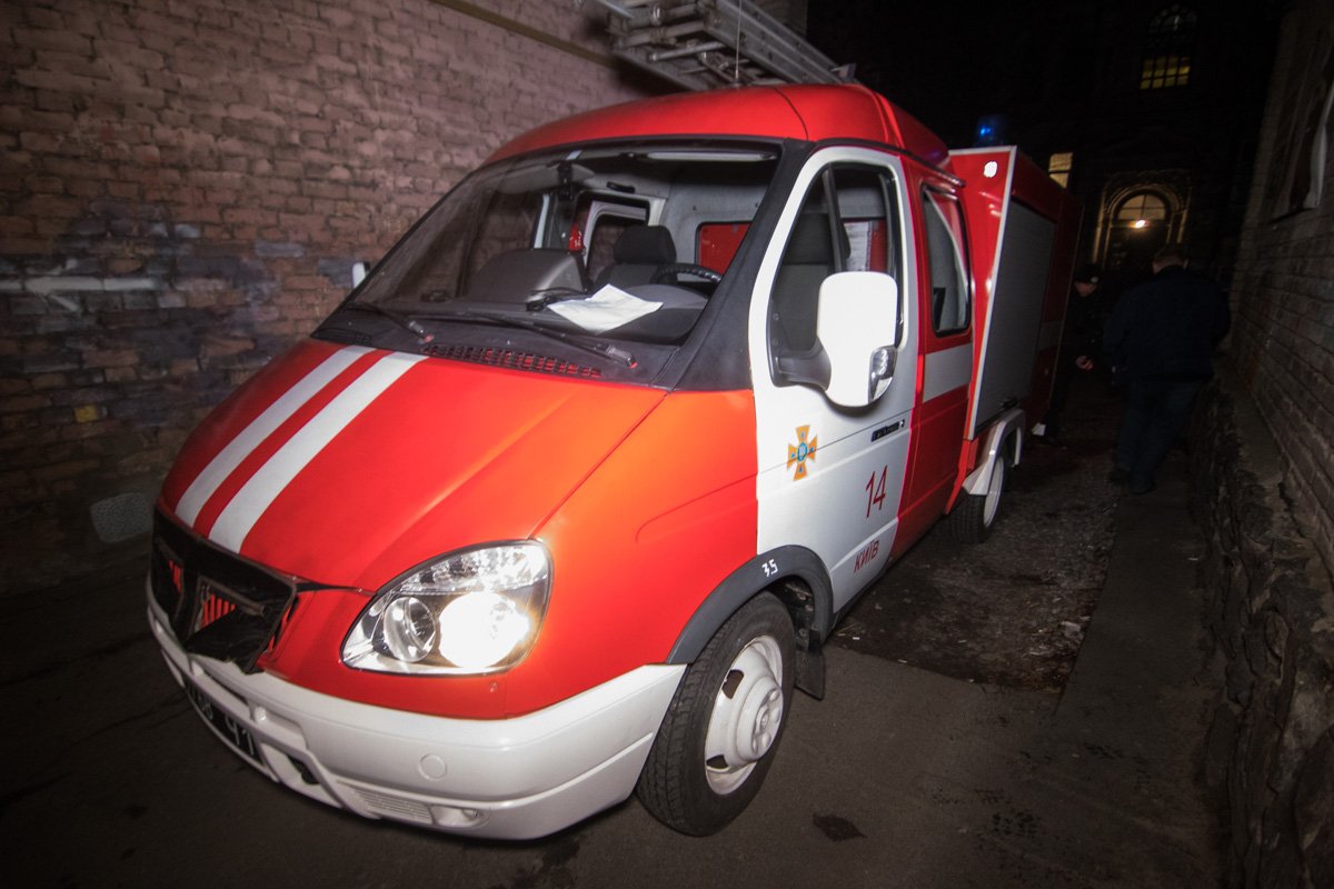 На месте происшествия работали две пожарные машины. Также там дежурили медики и патрульные