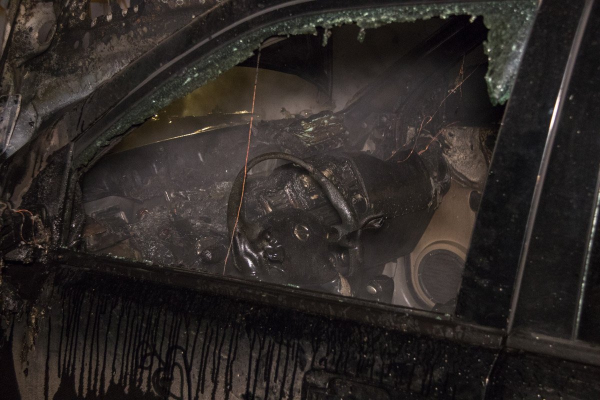 Пожарным удалось быстро ликвидировать пожар, однако огонь серьезно повредил Nissan