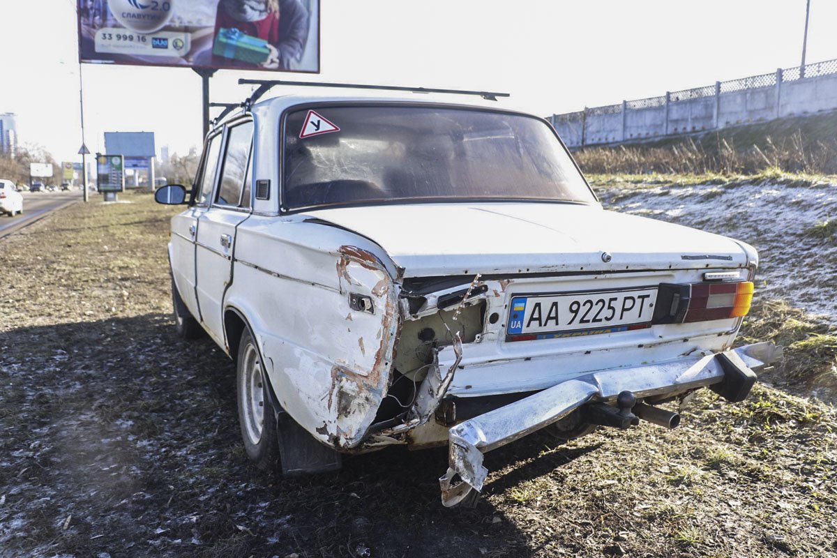 Из-за удара «Жигуль» вернулся в свою полосу и вылетел с проезжей части