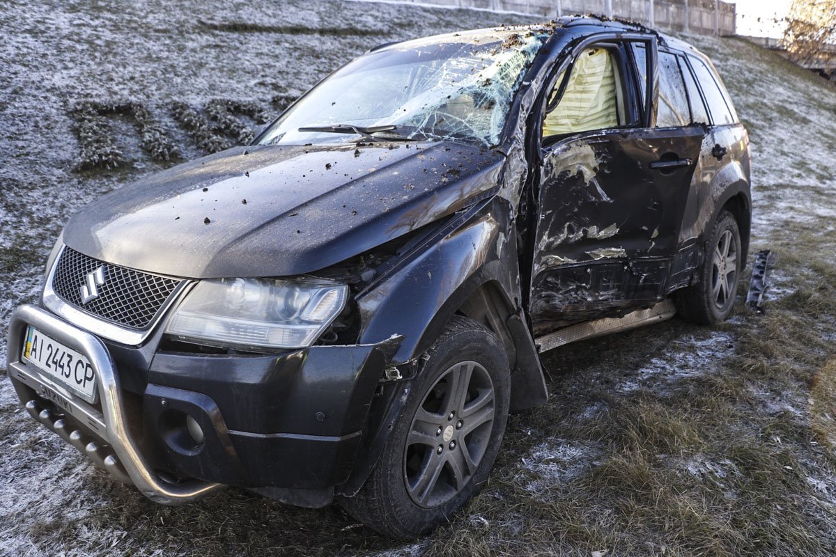 Автомобили по очереди столкнулись, так как проезжая часть была скользкой 