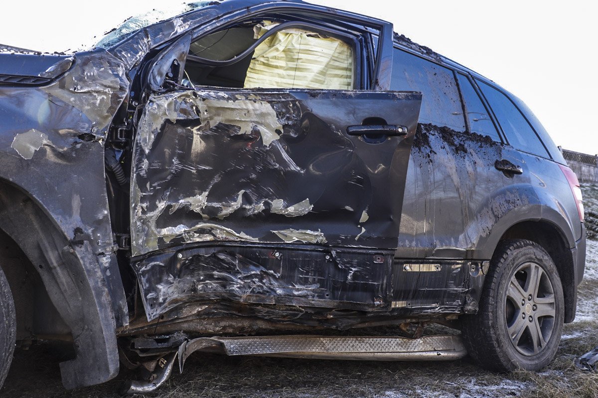 У Suzuki повреждена боковая часть, а водителя госпитализировали 