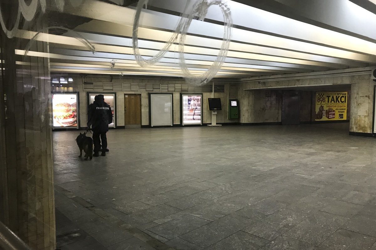 В метрополитене работают спасатели и кинологи В метрополитене работают спасатели и кинологи